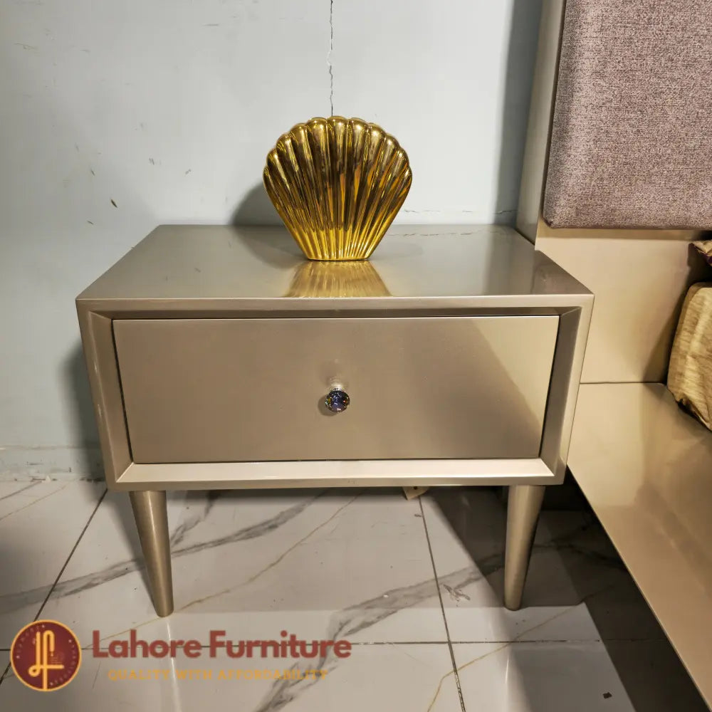 Contemporary luxury bedroom with gold accents - MD09