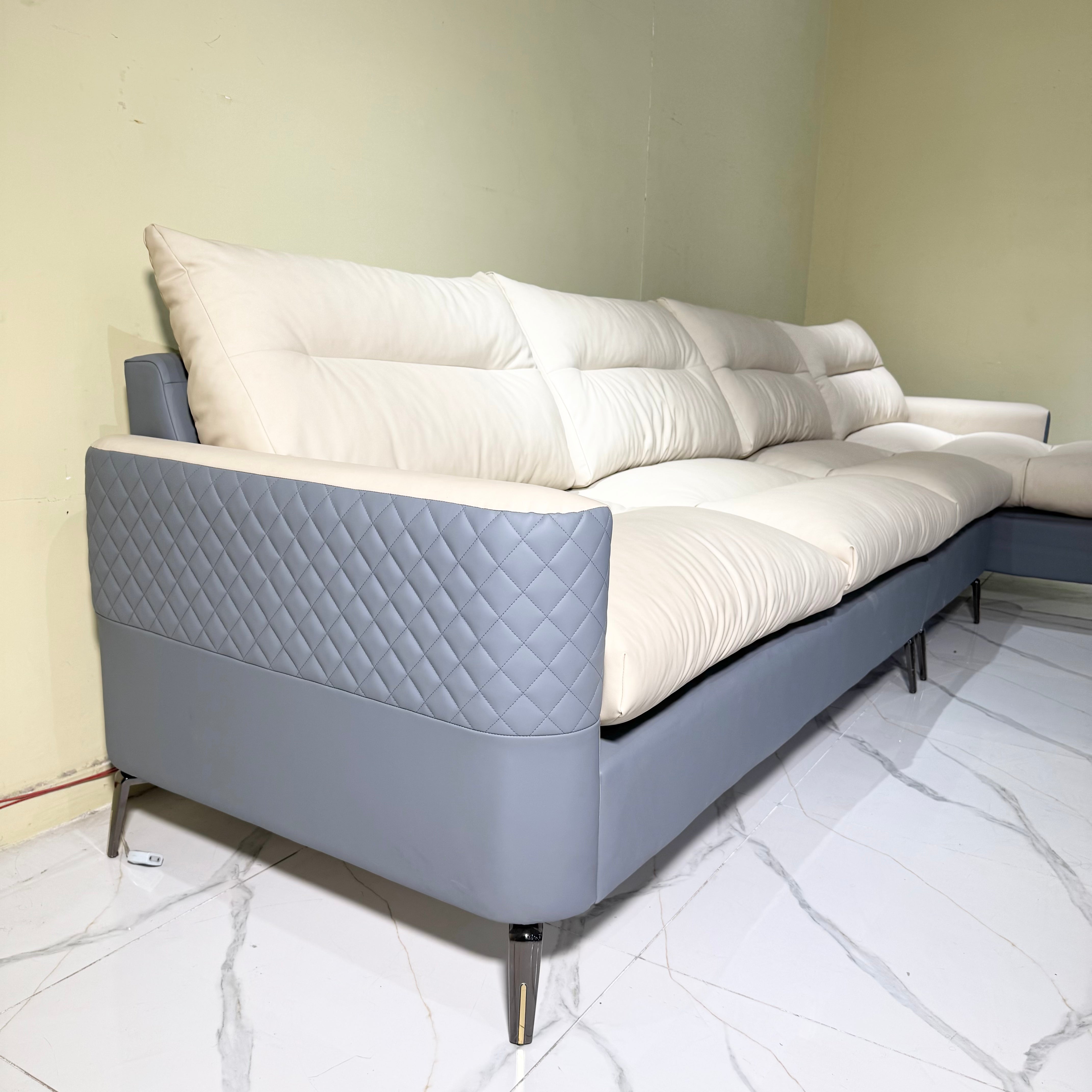 Signature L-Shaped 7-Seater Suite