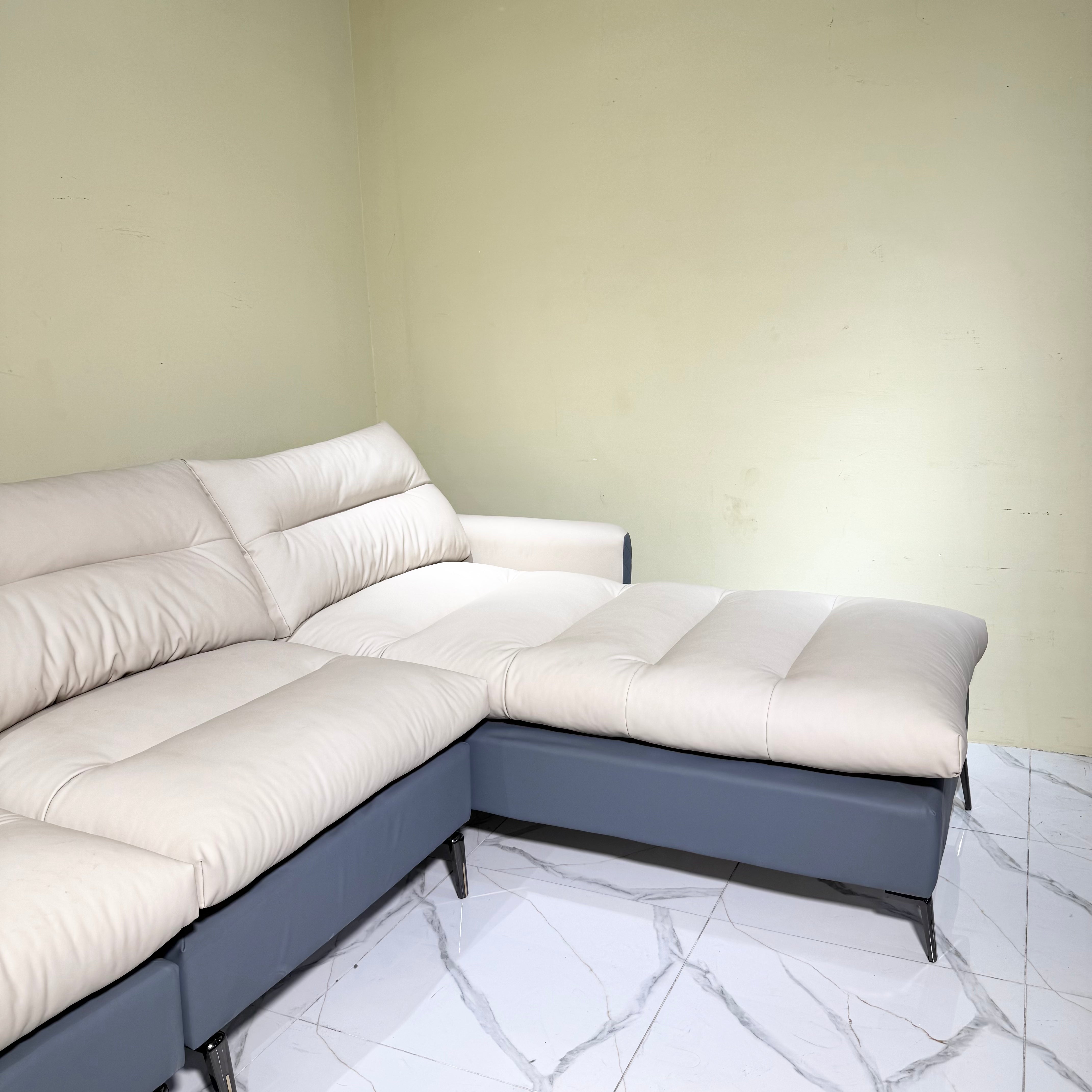 Signature L-Shaped 7-Seater Suite