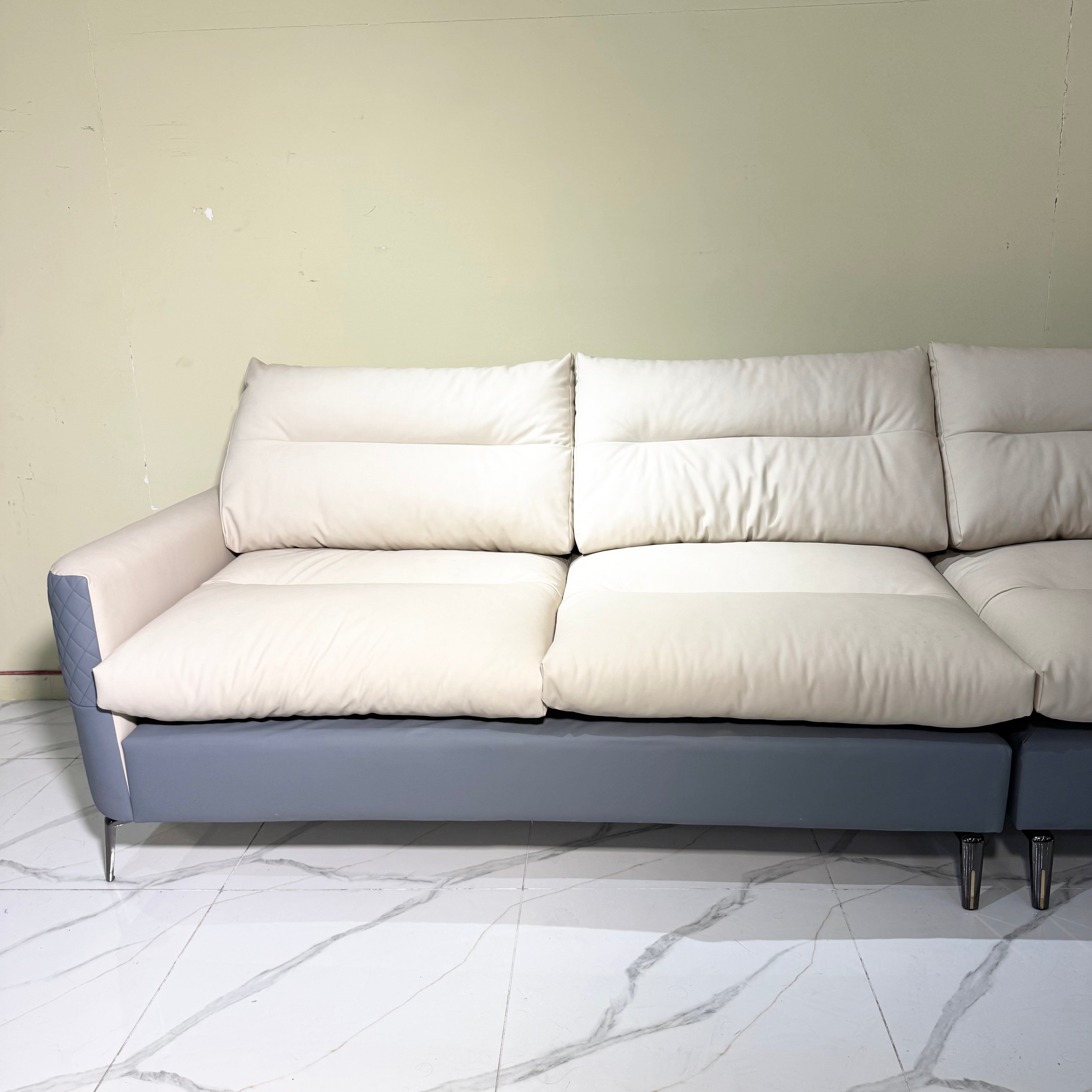 Signature L-Shaped 7-Seater Suite