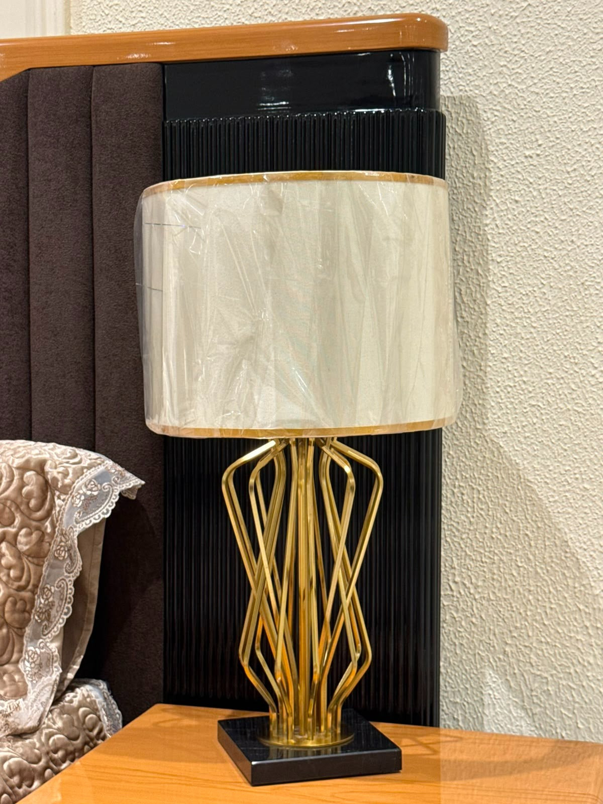 Interlock table lamp